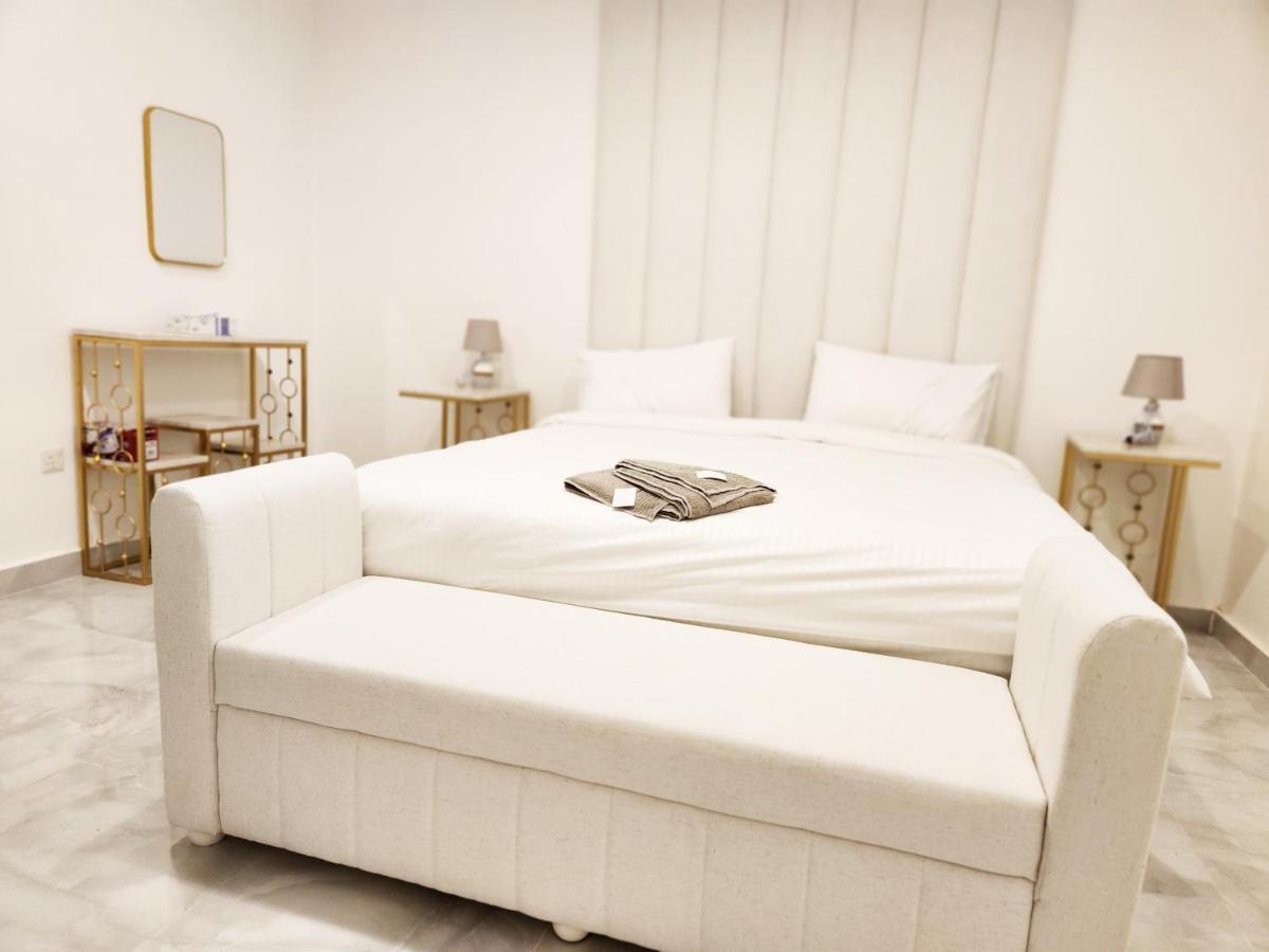 Moods Holiday Homes 艾因 外观 照片