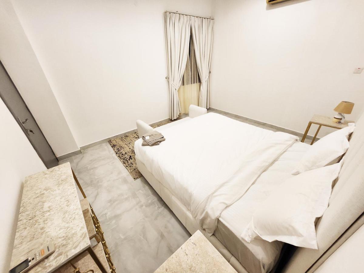 Moods Holiday Homes 艾因 外观 照片